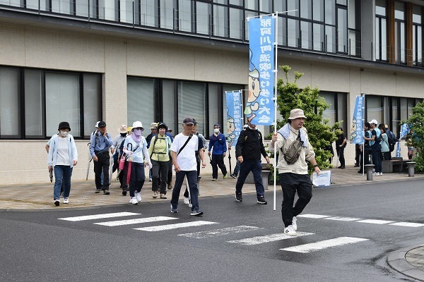 出発！記念コースは役場からのスタートでしたの写真