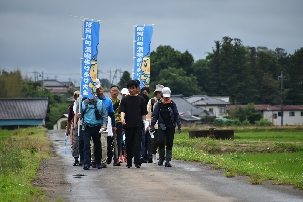 久那瀬地区の田んぼを眺めながら歩く様子の写真