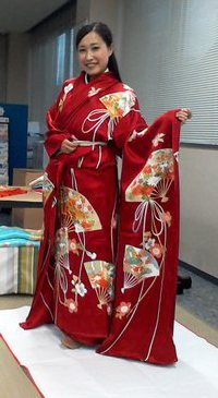 赤い振袖を着た女性の写真