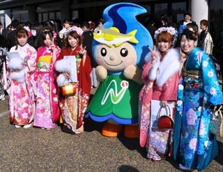 成人を迎えた女性たちとなかちゃんの写真