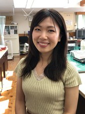 正面の椅子に少し斜め向きに座り笑顔の、パメラさんの写真