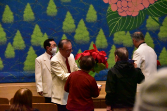 花束を受け取る写真 花束を受け取る写真