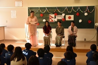 ネパールの皆さんによる自国の紹介の様子の写真