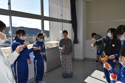 けん玉やヨーヨー、手回しコマなど、昔の日本の遊びの写真