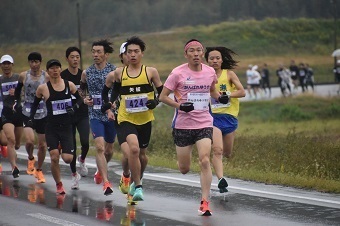 寒さに負けずに走るランナーの写真