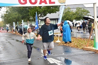 親子ペアでは仲良くゴールの写真