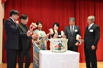 鏡開きの様子の写真