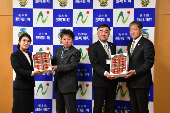 JAなす南から町へ食育応援事業の一環として学校給食用のいちご贈呈の写真