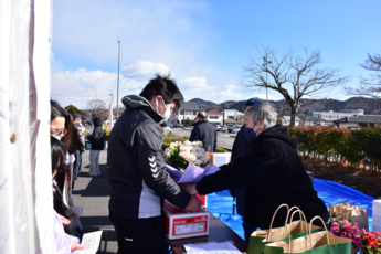 福引券と商品引き換えの写真