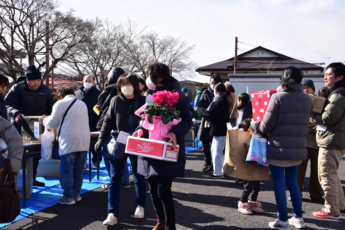 交換所付近の人のぎわいの写真