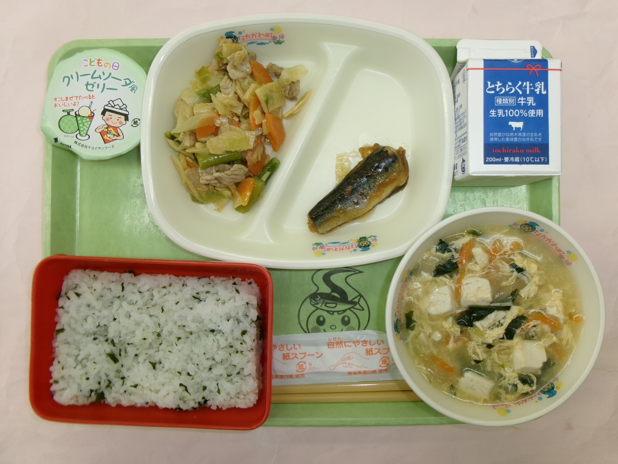5月1日（金曜日）わかめごはん、牛乳、いわしの梅煮、たけのことアスパラの中華炒め、かんぴょうのかき玉汁、クリームソーダ風ゼリー.JPG