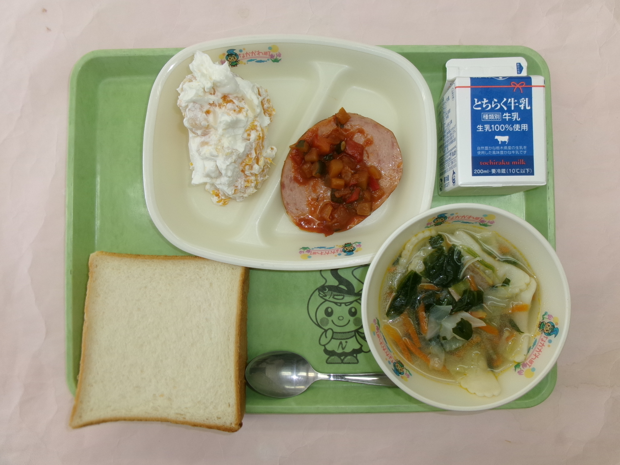 5月12日（火曜日）食パン、牛乳、フルーツクリーム、ハムステーキ野菜ソースかけ、ラビオリスープ.JPG