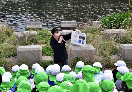 県水産試験場職員の説明を聞くこども達