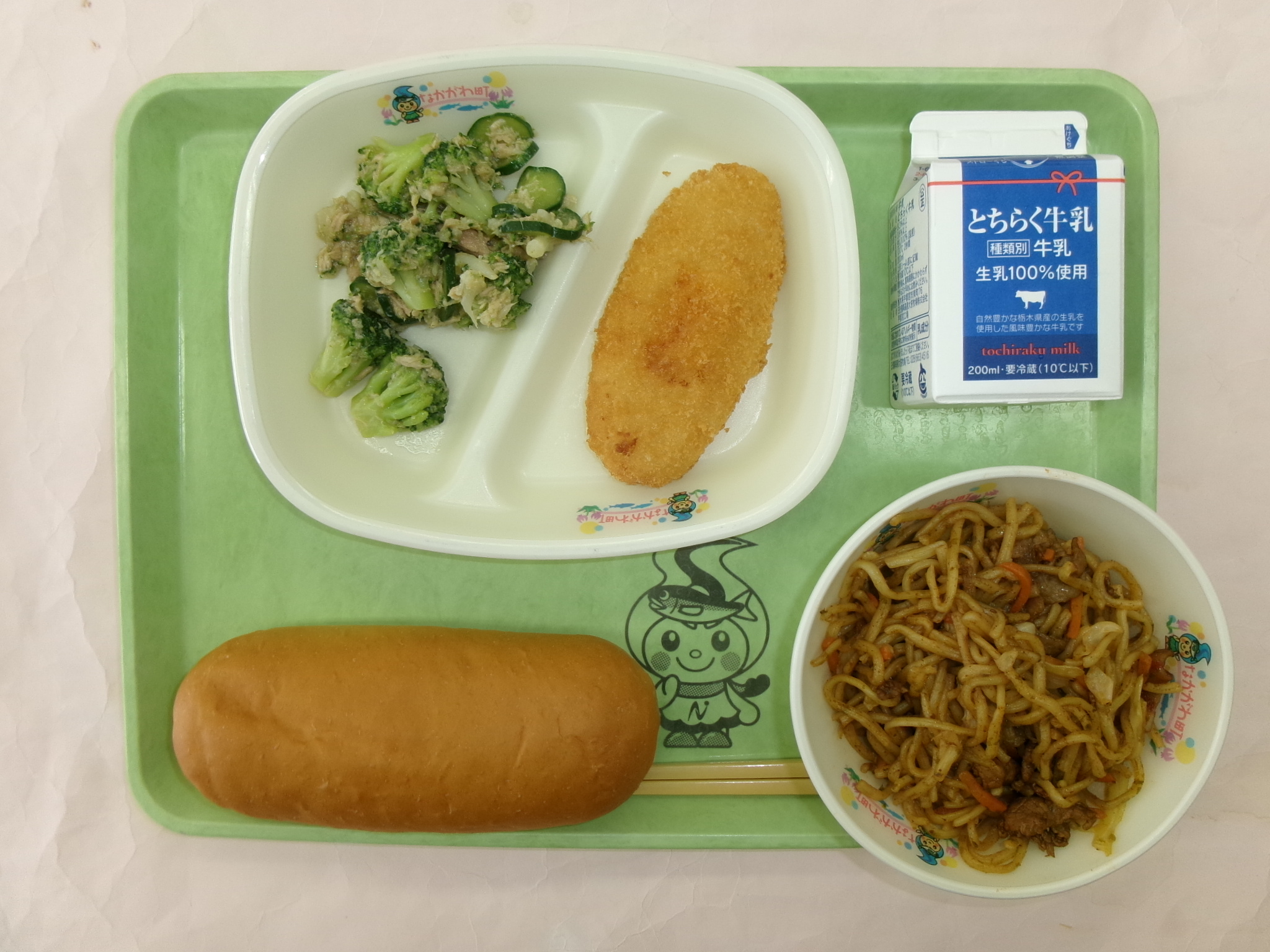 6月2日（火曜日）はちみつパン、牛乳、ささみチーズフライ、花野菜とツナの和え物、焼きそば.JPG
