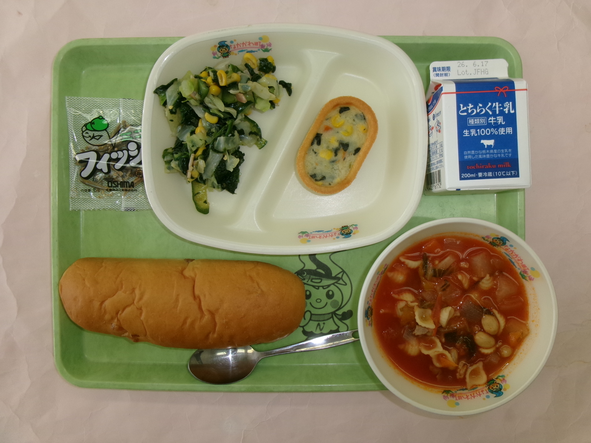 6月4日（木曜日）アップルパン、牛乳、ポテトカップグラタン、ほうれん草サラダ、大豆入りミネストローネスープ、ミニフィッシュ.JPG