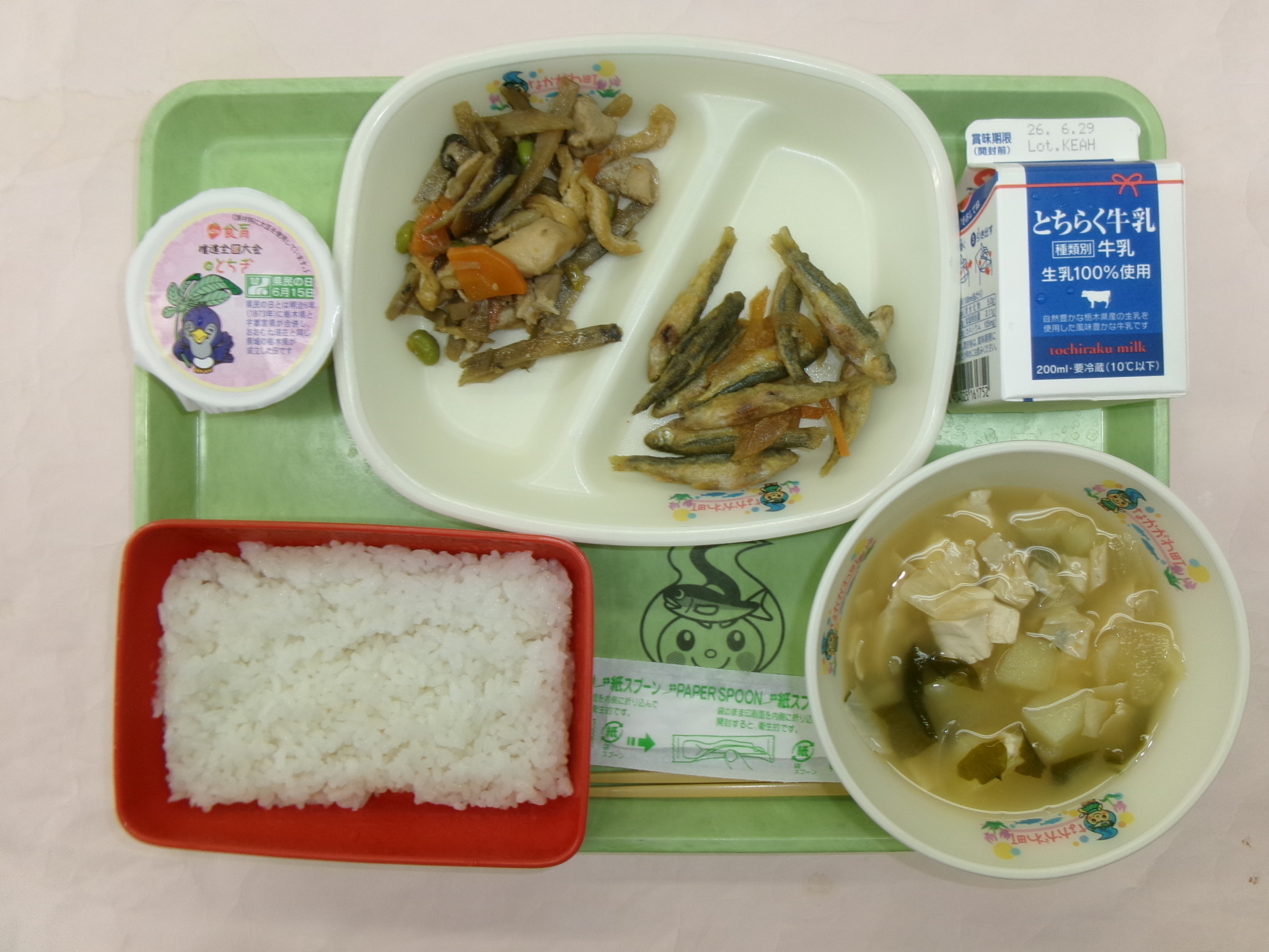 6月15日（月曜日）鶏五目ごはん（ごはん、鶏五目ごはんの具）、牛乳、ホンモロコの南蛮漬け（中学校は5個）ゆばとじゃがいもの味噌汁、県民の日デザート.JPG