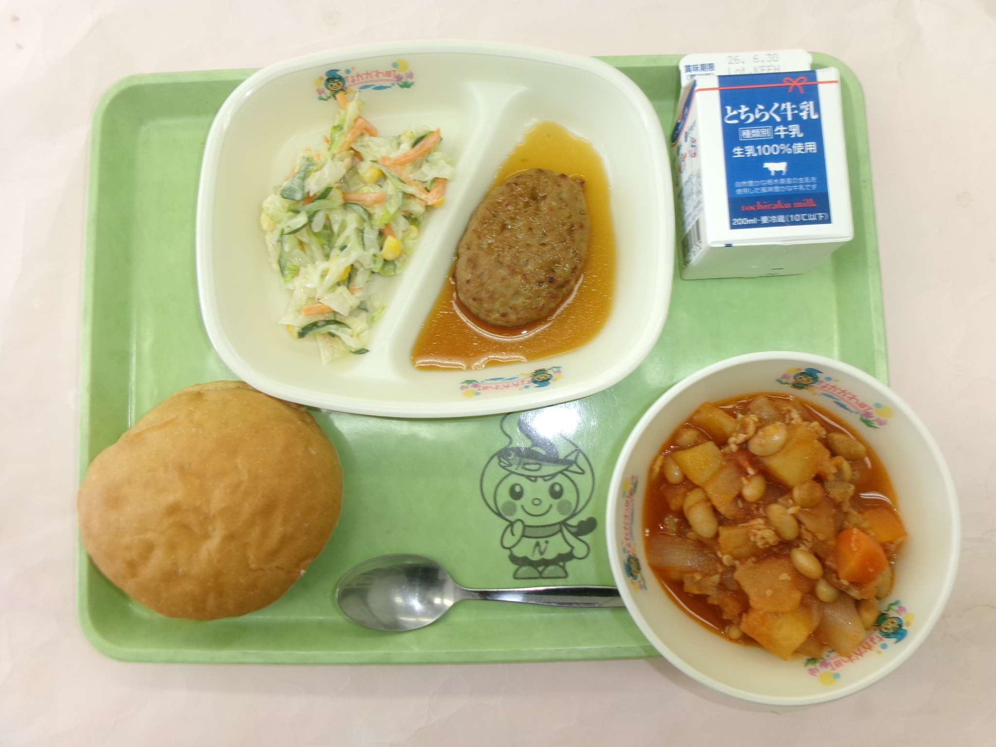 6月16日（火曜日）照焼きバーガー（県産小麦丸パン、照焼きハンバーグ）牛乳、コールスローサラダ、ポークビーンズ.JPG