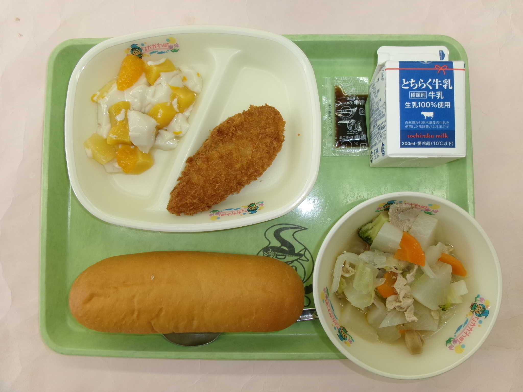 6月25日（木曜日）ミルクコッペパン、牛乳、白身魚フライ・中濃ソース、野菜のポトフ、豆乳プリンのフルーツ和え.JPG