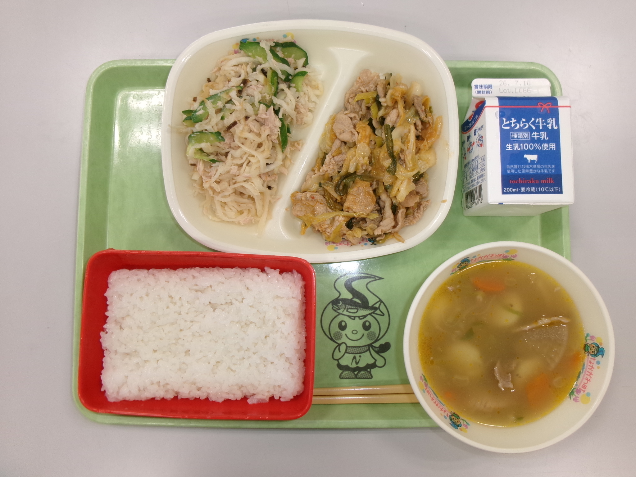 6月26日（金曜日）ごはん、牛乳、豚肉とキャベツのキムチ炒め、切干大根のツナ昆布和え、中華風すいとん汁.JPG
