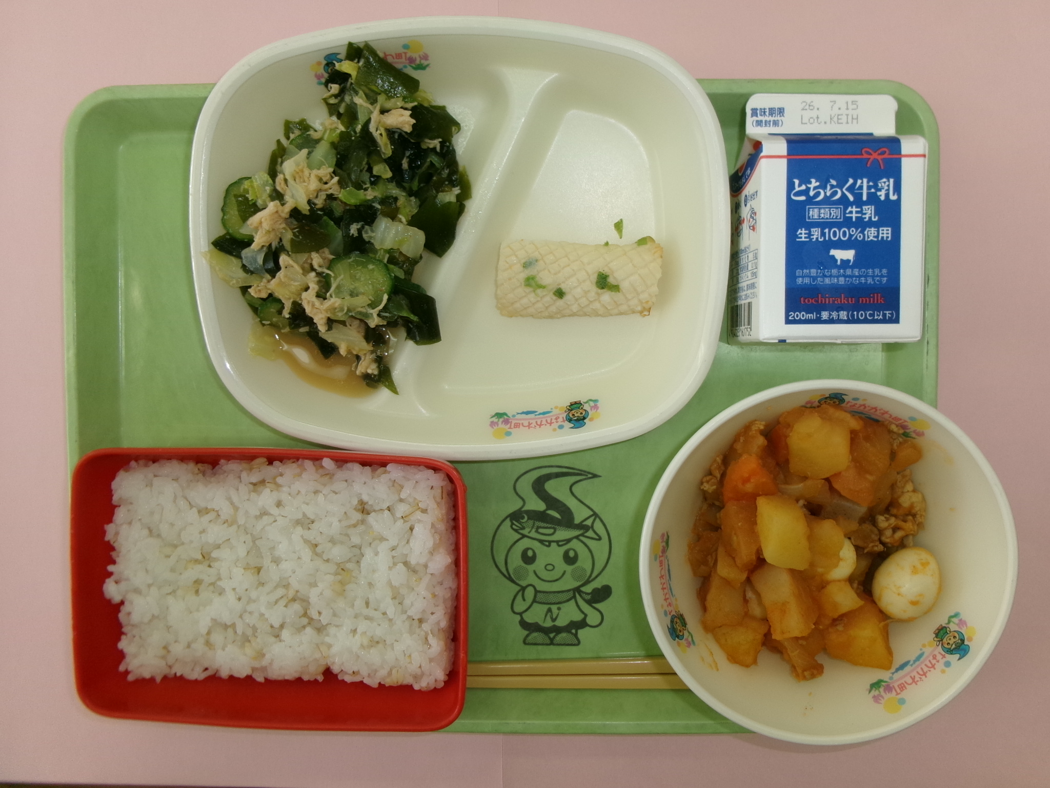 7月1日(水曜日)麦ごはん、牛乳、いかねぎ塩焼き、わかめサラダ、インド煮.JPG 7月1日(水曜日)麦ごはん、牛乳、いかねぎ塩焼き、わかめサラダ、インド煮.JPG