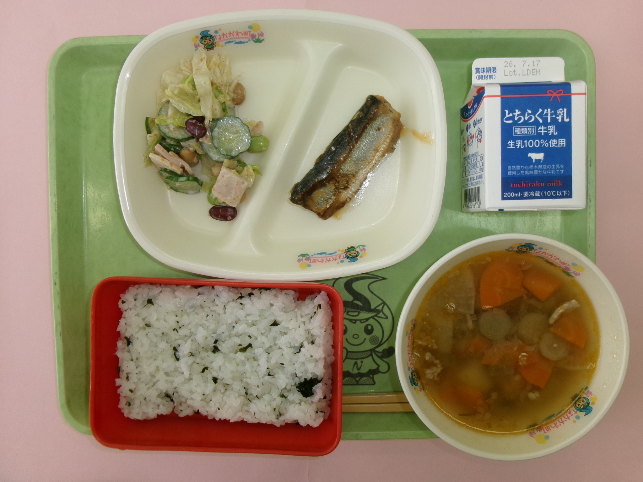 7月3日(金曜日)わかめごはん、牛乳、いわしの味噌煮、ビーンズサラダ、ピリ辛豚汁.JPG 7月3日(金曜日)わかめごはん、牛乳、いわしの味噌煮、ビーンズサラダ、ピリ辛豚汁.JPG