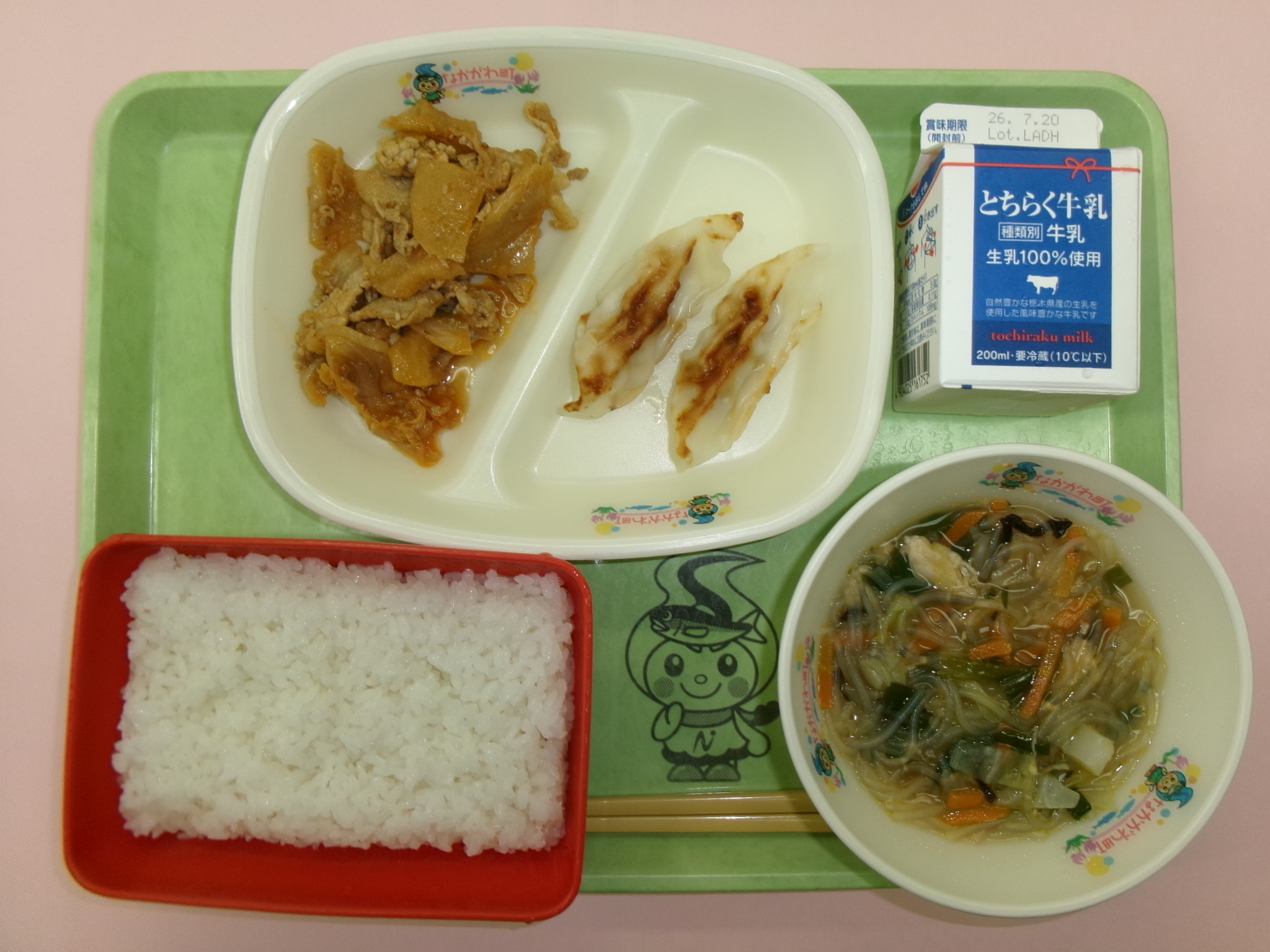 7月6日(月曜日)キムたくごはん、(キムたくの具)牛乳、焼き餃子(中学生は3個)春雨入り中華スープ.JPG 7月6日(月曜日)キムたくごはん、(キムたくの具)牛乳、焼き餃子(中学生は3個)春雨入り中華スープ.JPG