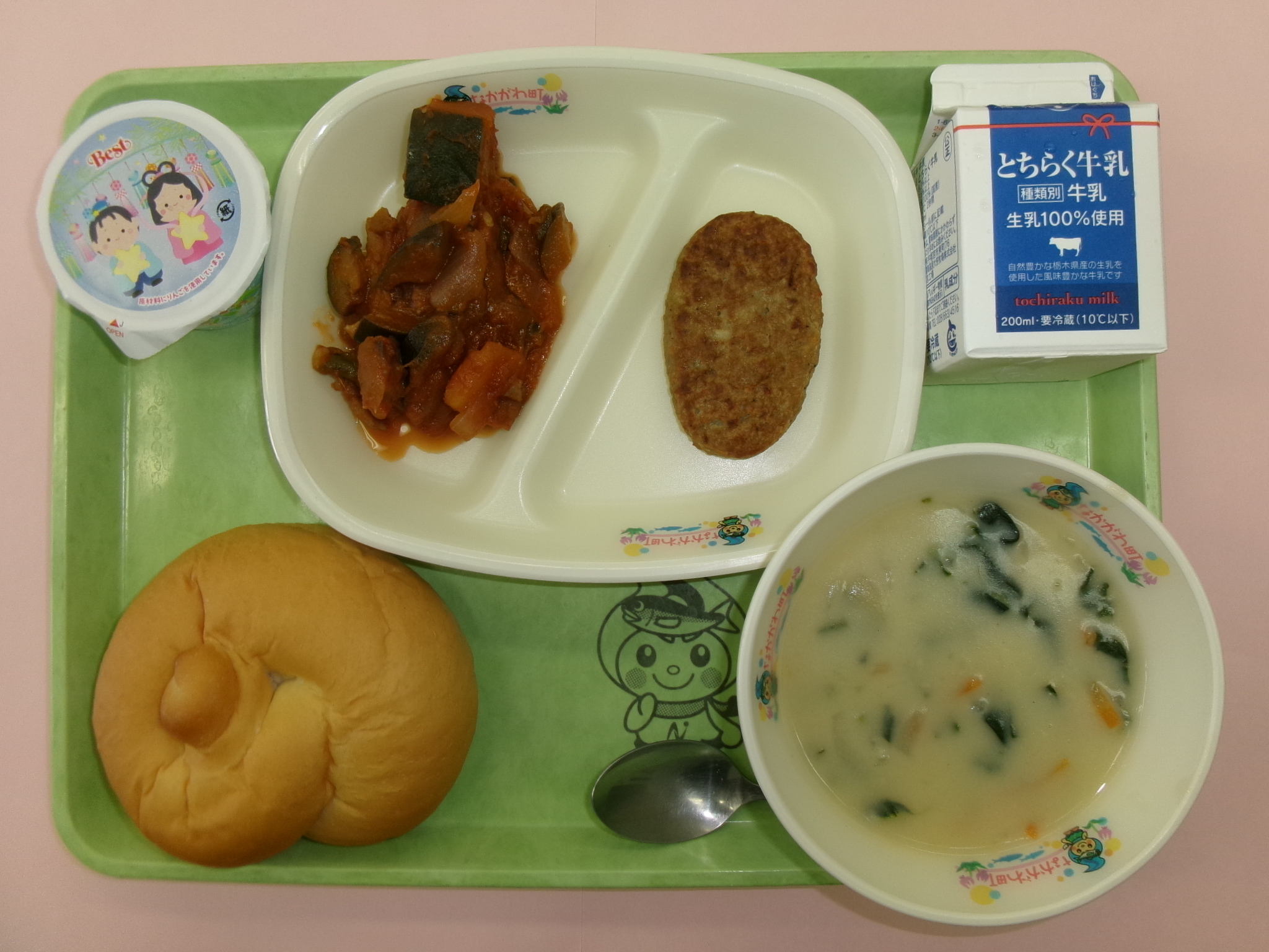 7月7日(火曜日)はちみつパン、牛乳、ハンバーグ、ラタトゥイユ、ニッヨキのクリームスープ、天の川ゼリー.JPG 7月7日(火曜日)はちみつパン、牛乳、ハンバーグ、ラタトゥイユ、ニッヨキのクリームスープ、天の川ゼリー.JPG