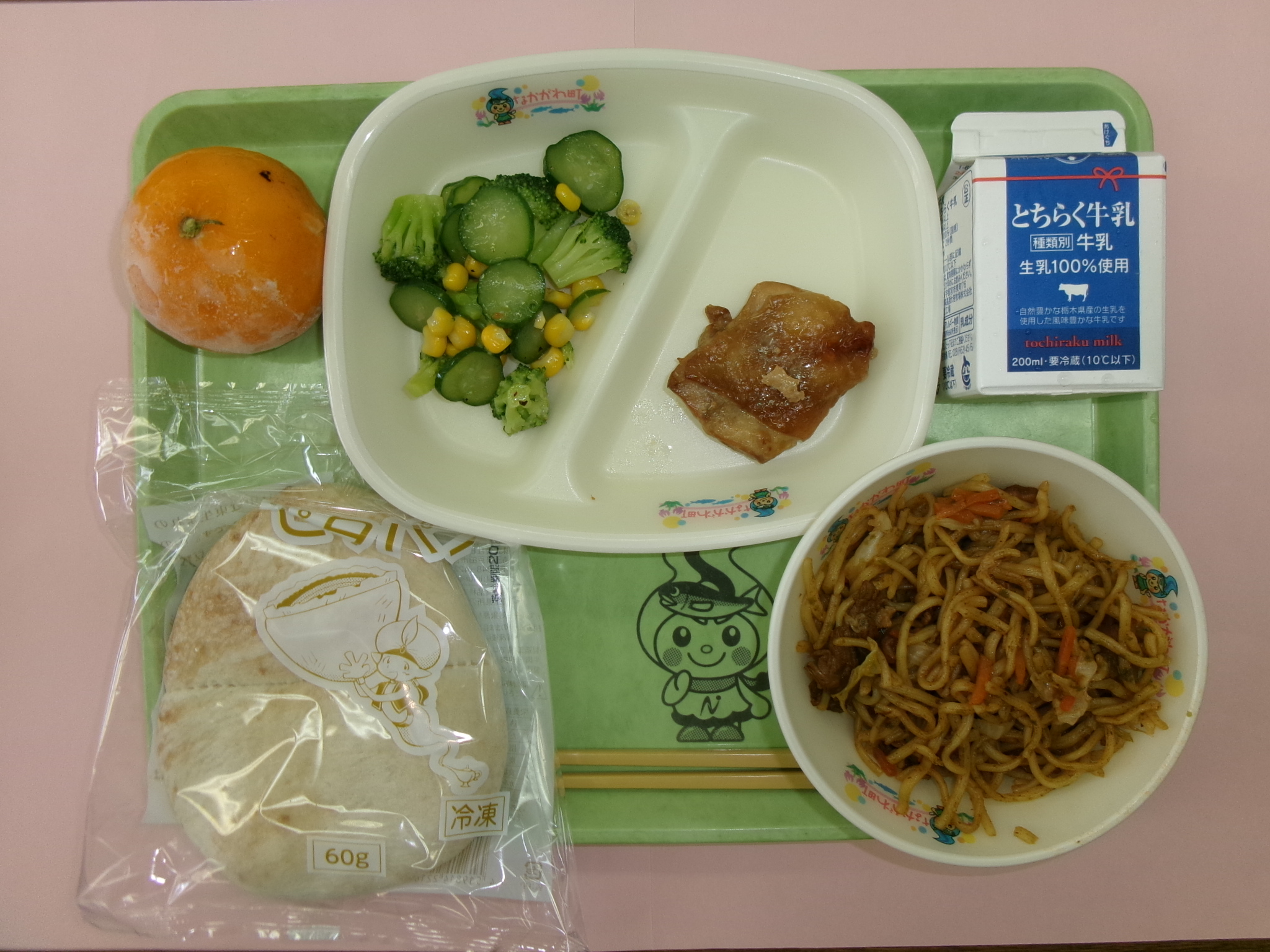 7月9日(木曜日)ピタパン、牛乳、照り焼きチキン、ブロッコリーサラダ、焼きそば、冷凍みかん.JPG 7月9日(木曜日)ピタパン、牛乳、照り焼きチキン、ブロッコリーサラダ、焼きそば、冷凍みかん.JPG