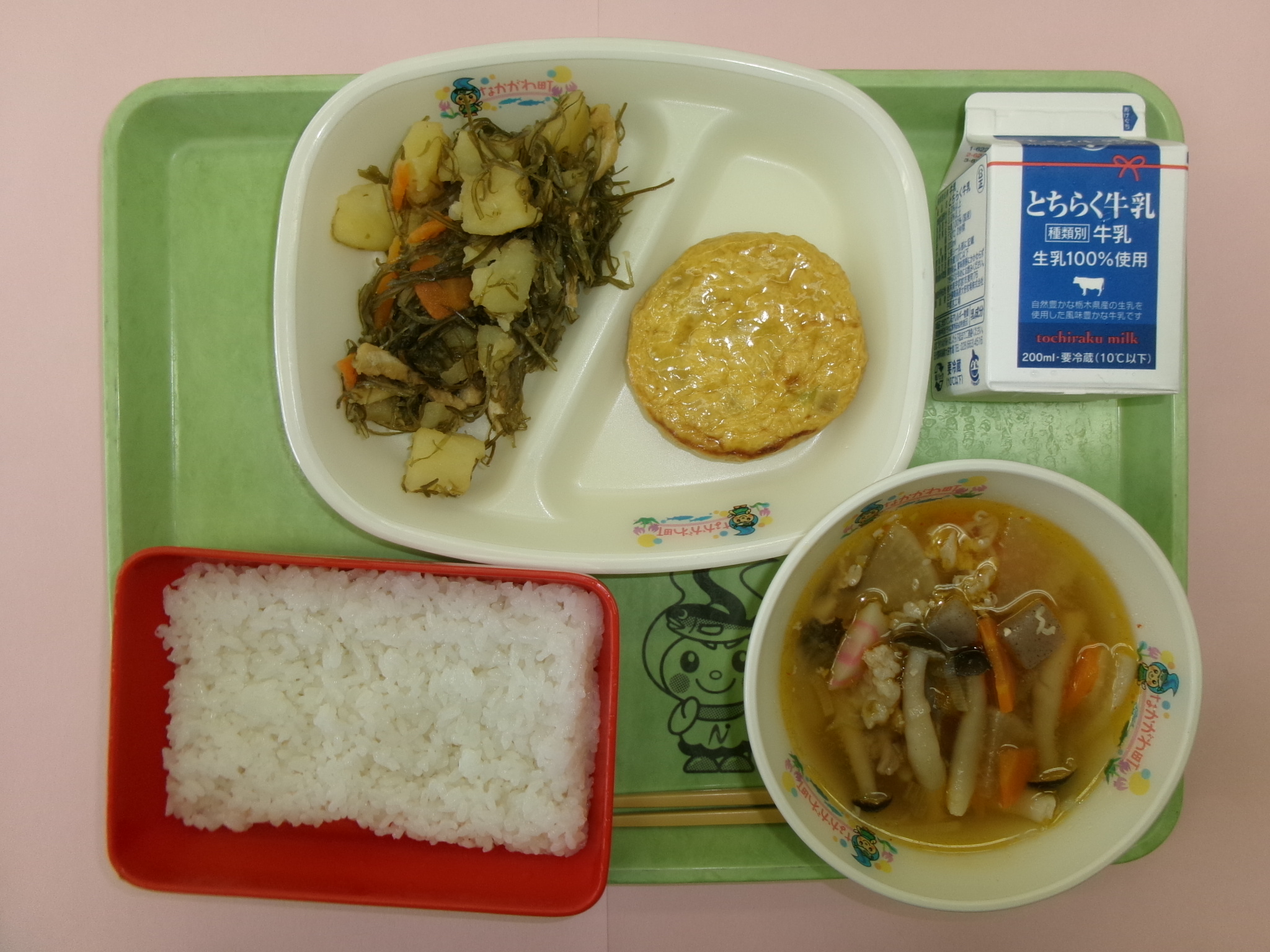7月10日(金曜日)ごはん、牛乳、かに玉甘酢あんかけ、切昆布とじゃがいもの炒め物、巻狩汁.JPG 7月10日(金曜日)ごはん、牛乳、かに玉甘酢あんかけ、切昆布とじゃがいもの炒め物、巻狩汁.JPG