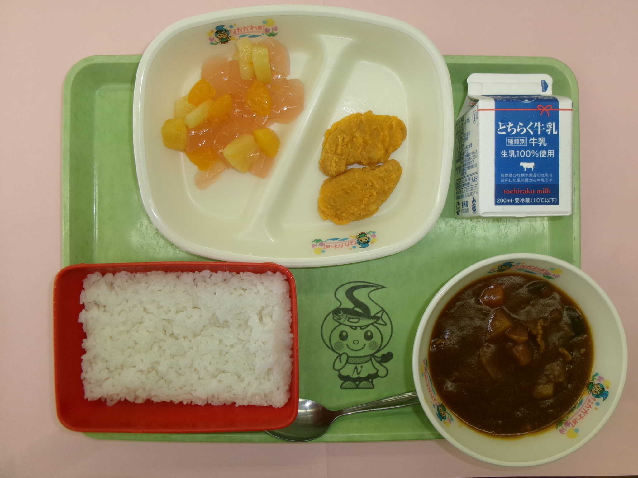 7月13日(月曜日)ごはん、牛乳、チキンナゲット(中学生は3個)夏野菜カレー、フルーツゼリー和え.JPG 7月13日(月曜日)ごはん、牛乳、チキンナゲット(中学生は3個)夏野菜カレー、フルーツゼリー和え.JPG