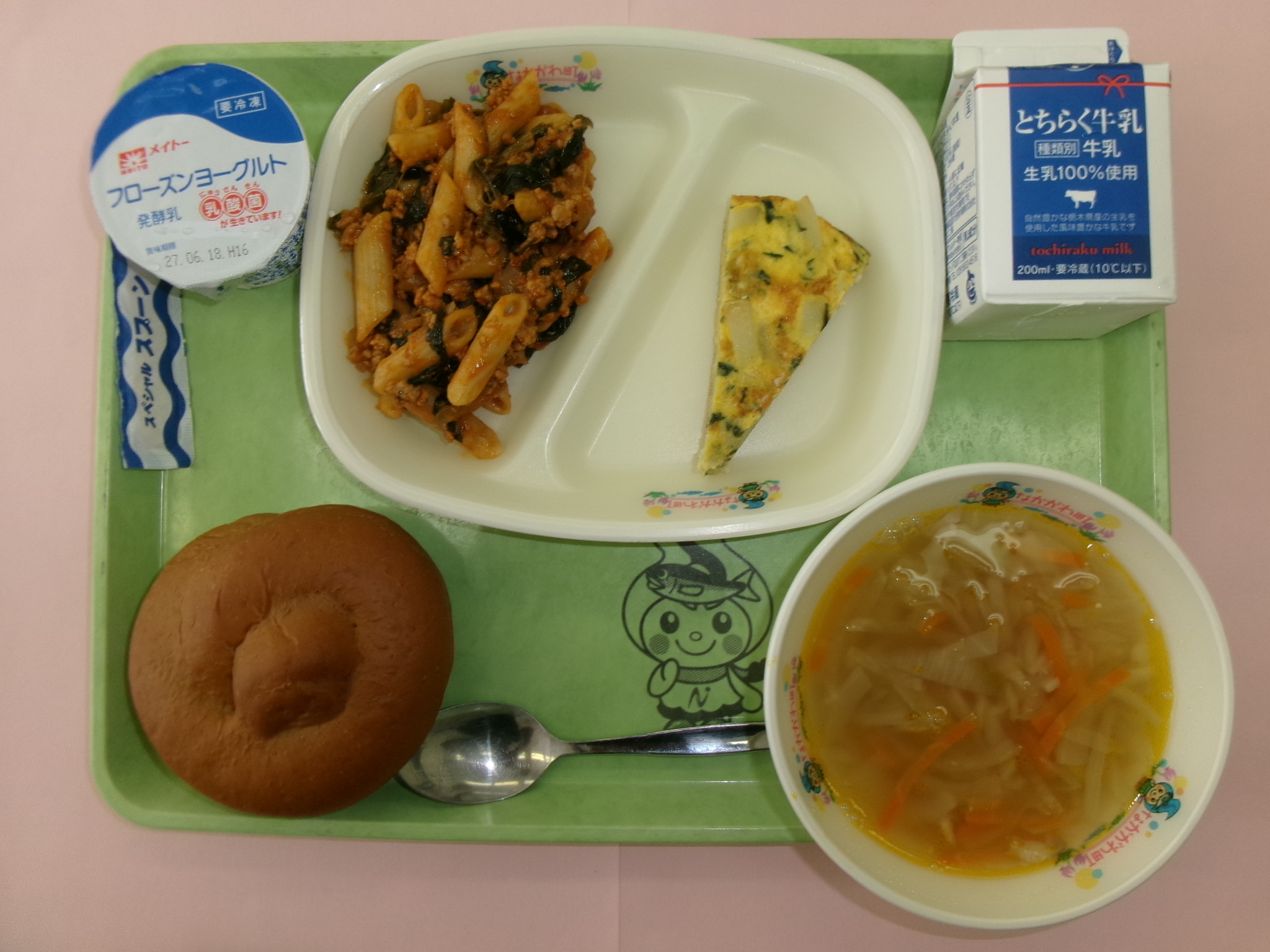 7月16日(木曜日)黒糖パン、牛乳、スペイン風オムレツ、ミートソースペンネ、千切り野菜スープ、フローズンヨーグルト.JPG 7月16日(木曜日)黒糖パン、牛乳、スペイン風オムレツ、ミートソースペンネ、千切り野菜スープ、フローズンヨーグルト.JPG