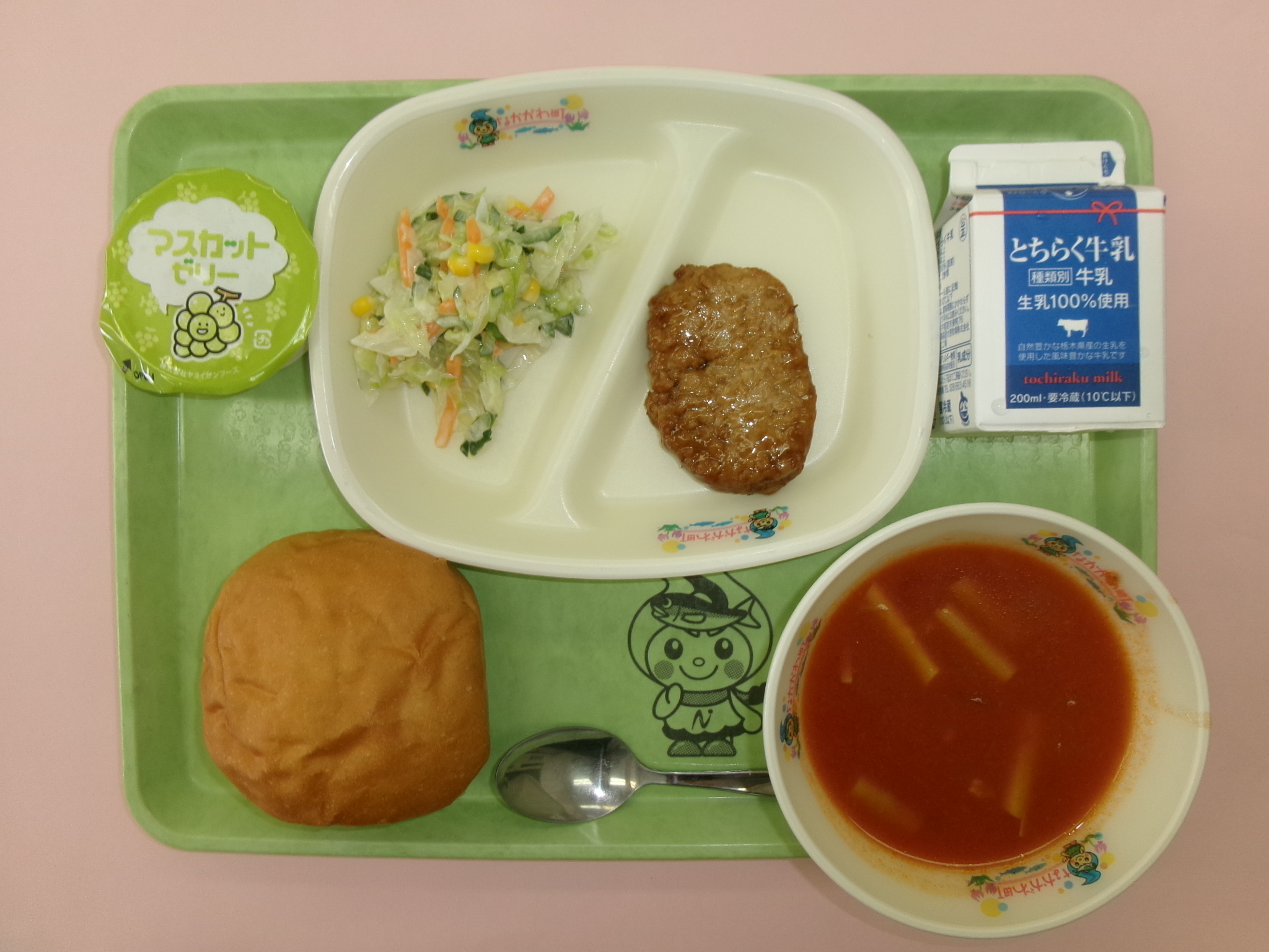 9月17日(木曜日)丸パン牛乳照焼きチキンパティコールスローサラダニョッキのトマトスープマスカットゼリー.JPG 9月17日(木曜日)丸パン牛乳照焼きチキンパティコールスローサラダニョッキのトマトスープマスカットゼリー.JPG