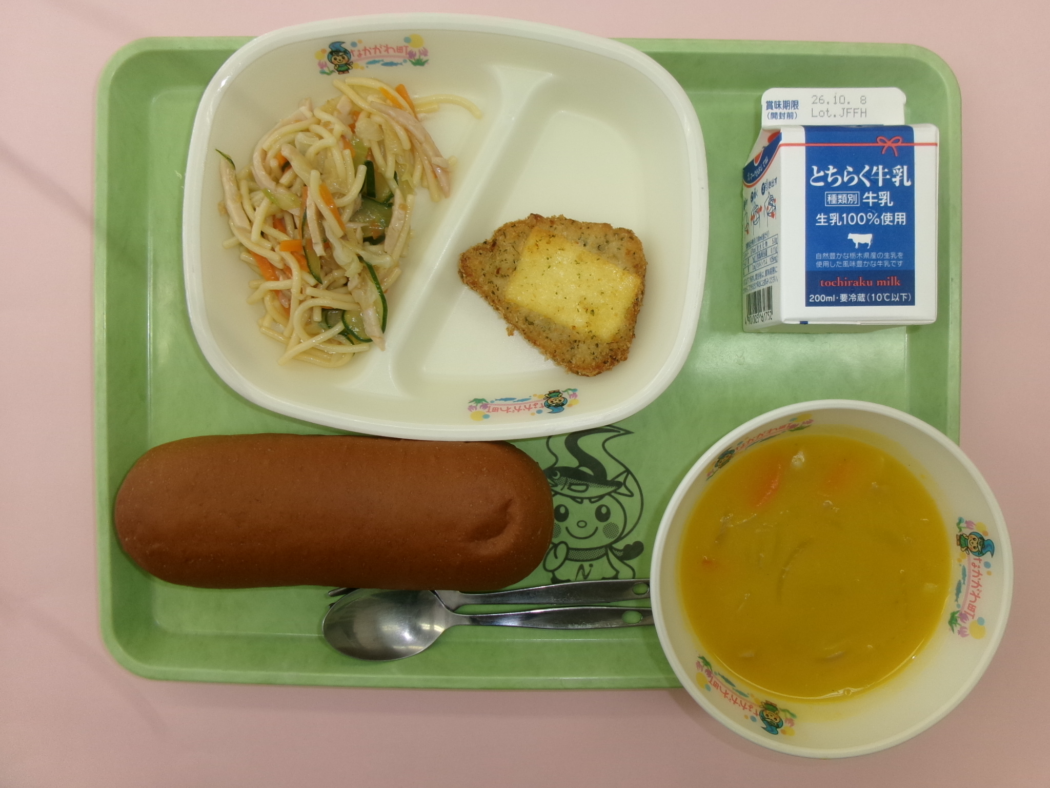 9月24日(木曜日)黒糖パン牛乳チキンチーズ焼きスパゲティのドレッシングサラダかぼちゃと豆のクリームスープ.JPG 9月24日(木曜日)黒糖パン牛乳チキンチーズ焼きスパゲティのドレッシングサラダかぼちゃと豆のクリームスープ.JPG