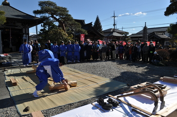 鋸切で御神木を切る様子