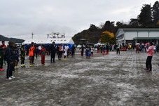 大島さんと一緒にストレッチするみなさん