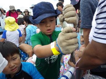 マスをつかまえる少年