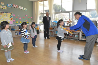 馬頭東小学校での交通安全傘贈呈式の様子