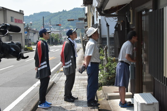 避難訓練で逃げ遅れ確認をする消防団員ら