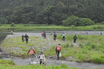 鮎釣りポイントに向かう選手たち