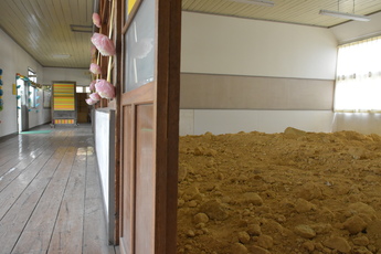 旧小学校の教室に小砂焼の粘土を敷き詰めた作品