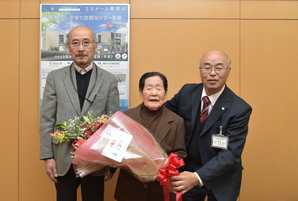 2020東京オリンピック聖火ランナーに内定し町長室を訪れた箱石さんと息子さん