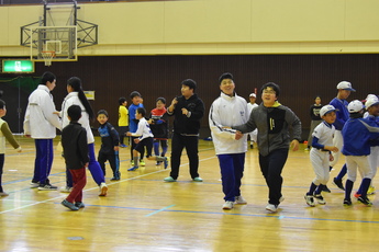 スポーツ少年団新年交流会でレクリエーションを行っている様子