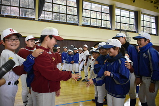 スポーツ少年団新年交流会で団員らがじゃんけん列車をしている様子