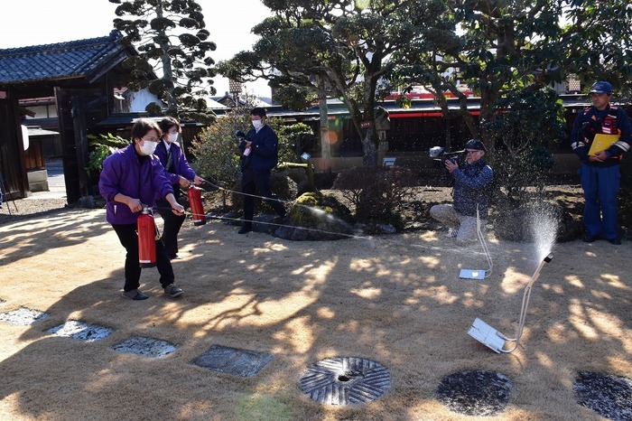 水消火器を使った消火訓練