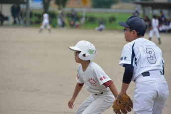 一塁走者が投手の動きを見て盗塁を伺っている