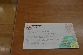 ５年生が、好きな日本の四季を英語と絵で書いた国際郵便はがき
