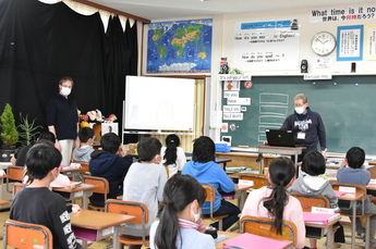 教室のスクリーンに映ったホースヘッズ村の小学３年生の話しを聞き取る小川小３年児童たち