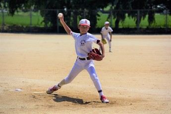 小川那珂クラブの右投げ投手がマウンドから投球している