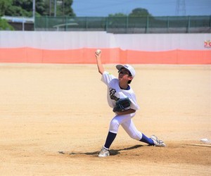 馬頭ラッキーの右投げ投手がマウンドから投球している