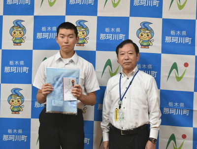 正面向きに立つ、左側が鈴木さん、右側が吉成教育長